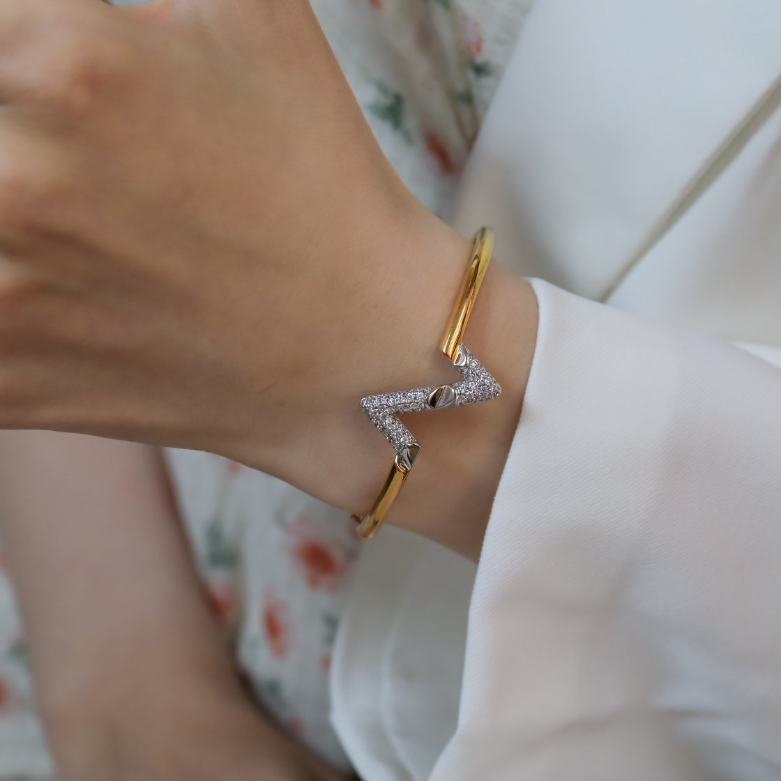 Mysitc VOLTE UPSITE DOWN GOLD DIAMOND BRACELET