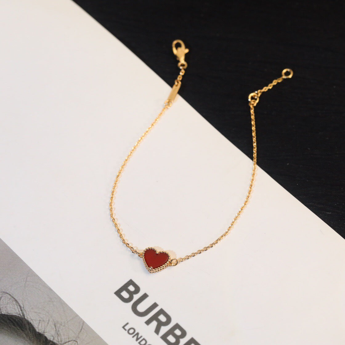 Mysitc HEART-SHAPED CARNELIAN SINGLE FLOWER BRACELET