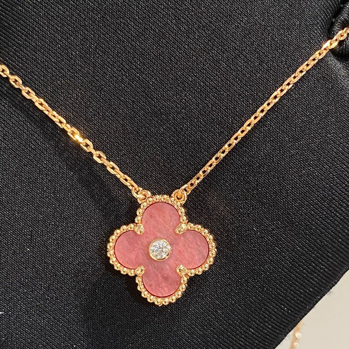 MYSTIC CLOVER 15MM DIAMANT RHODONIT HALSKETTE