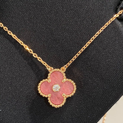 MYSTIC CLOVER 15MM DIAMANT RHODONIT HALSKETTE
