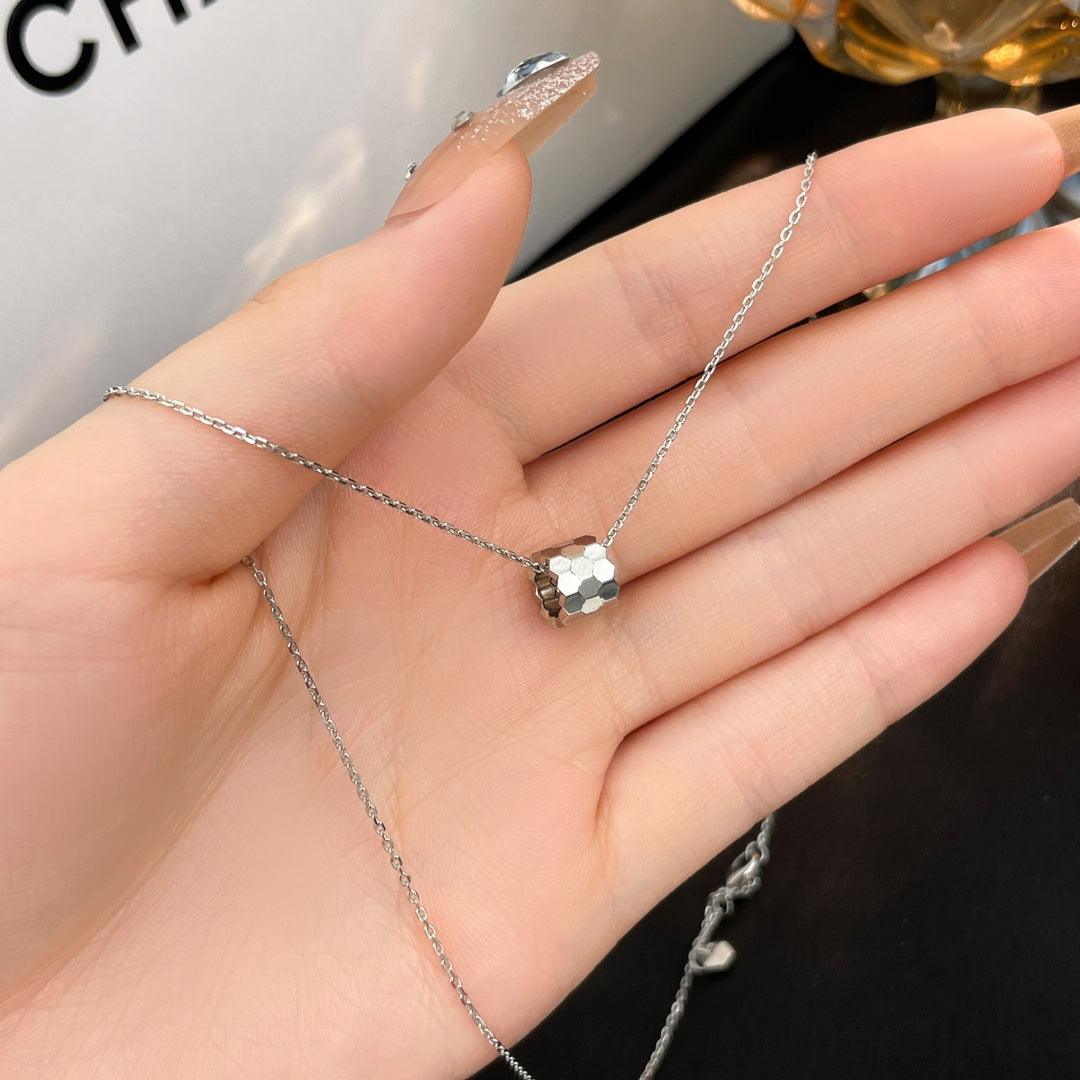 Mysitc BEE MINI NECKLACE