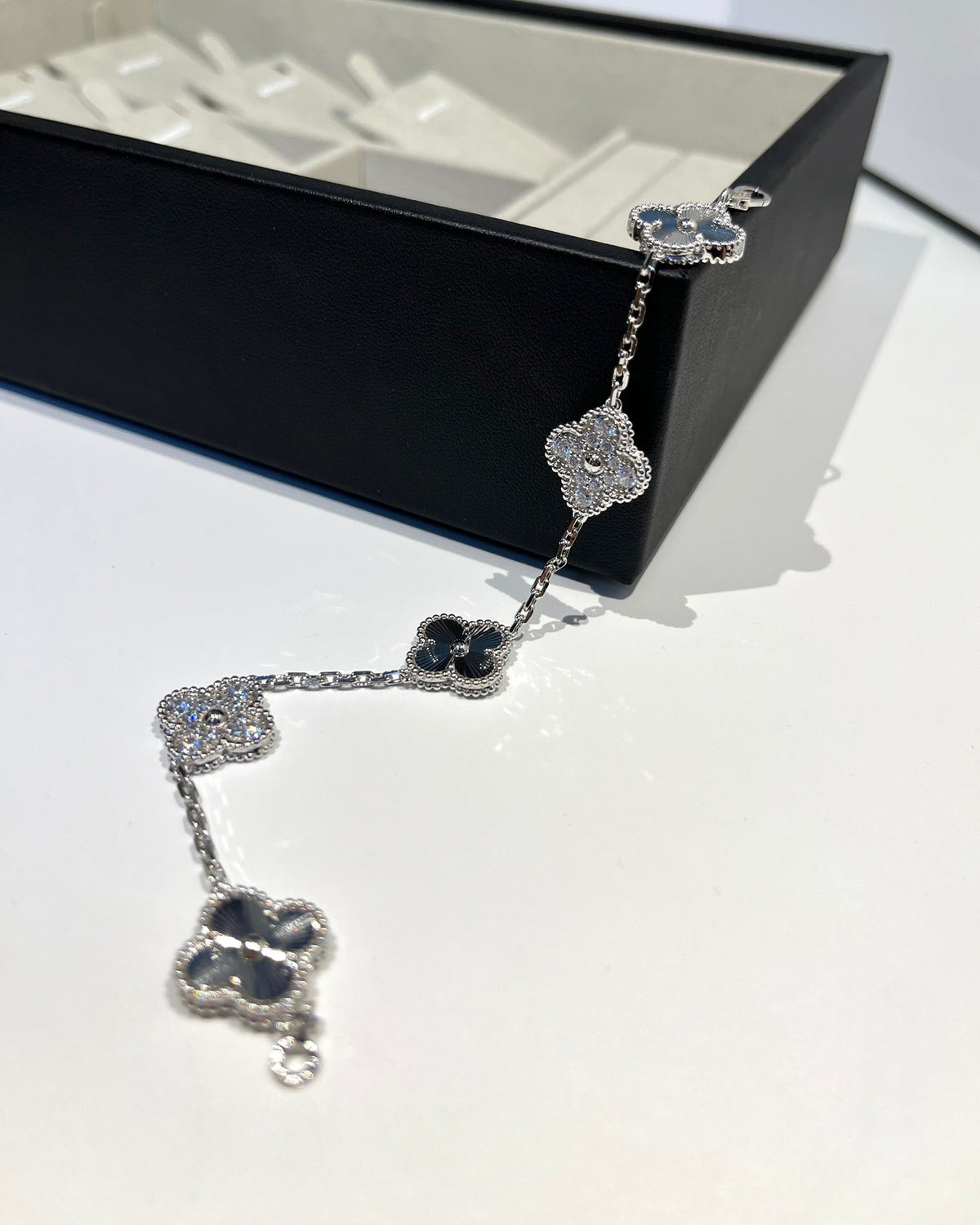 [Mysitc ]New  CLOVER 5 MOTIF LASER BRACELET COLLECTION
