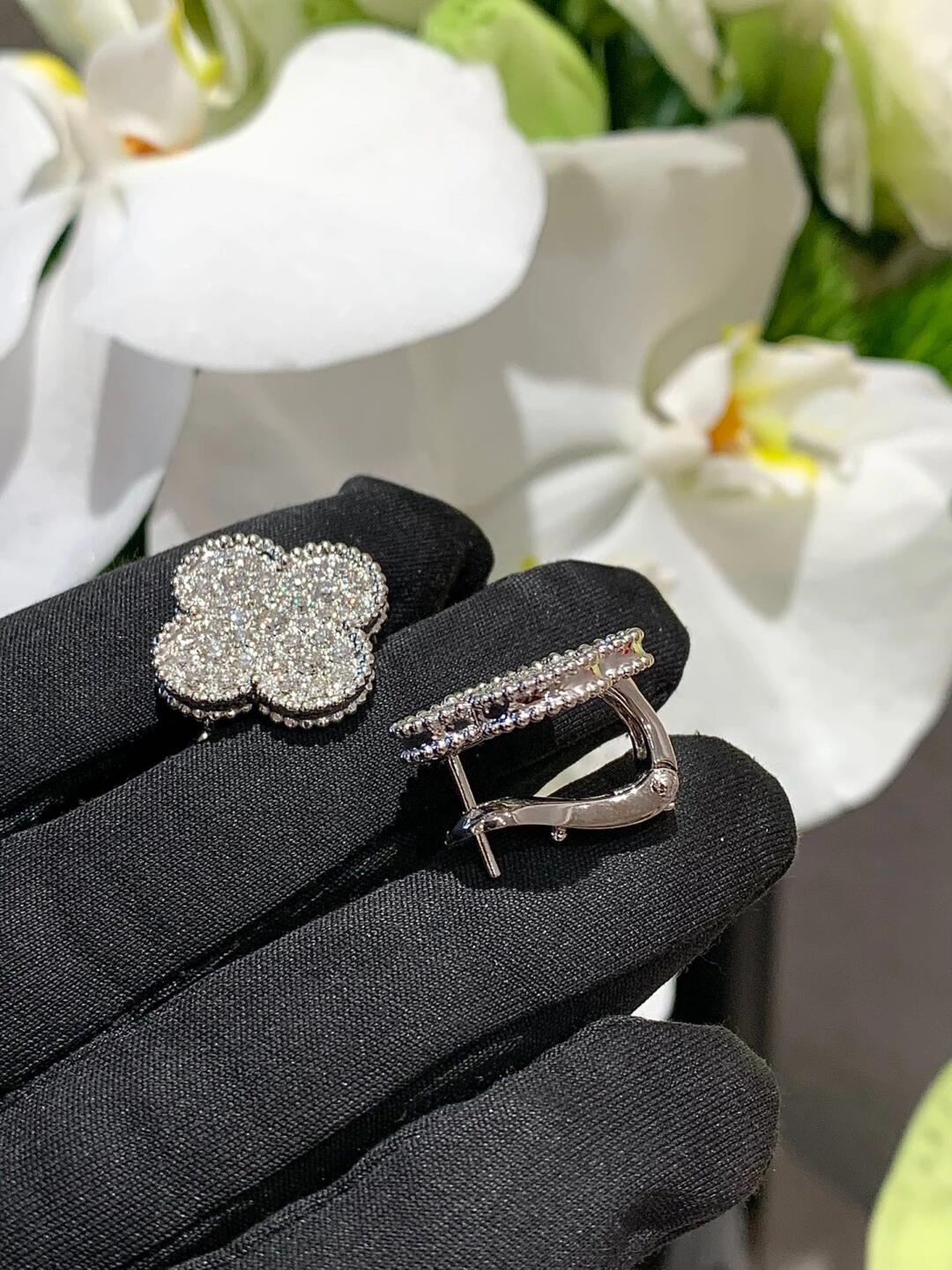 [Mysitc ] CLOVER 20MM MOTIFS DIAMOND STUD EARRINGS SILVER