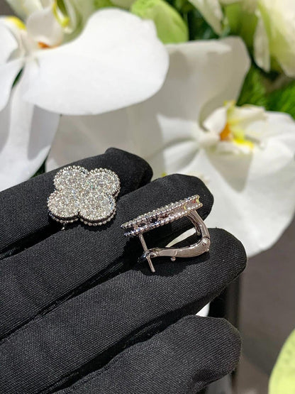 [Mysitc ] CLOVER 20MM MOTIFS DIAMOND STUD EARRINGS SILVER
