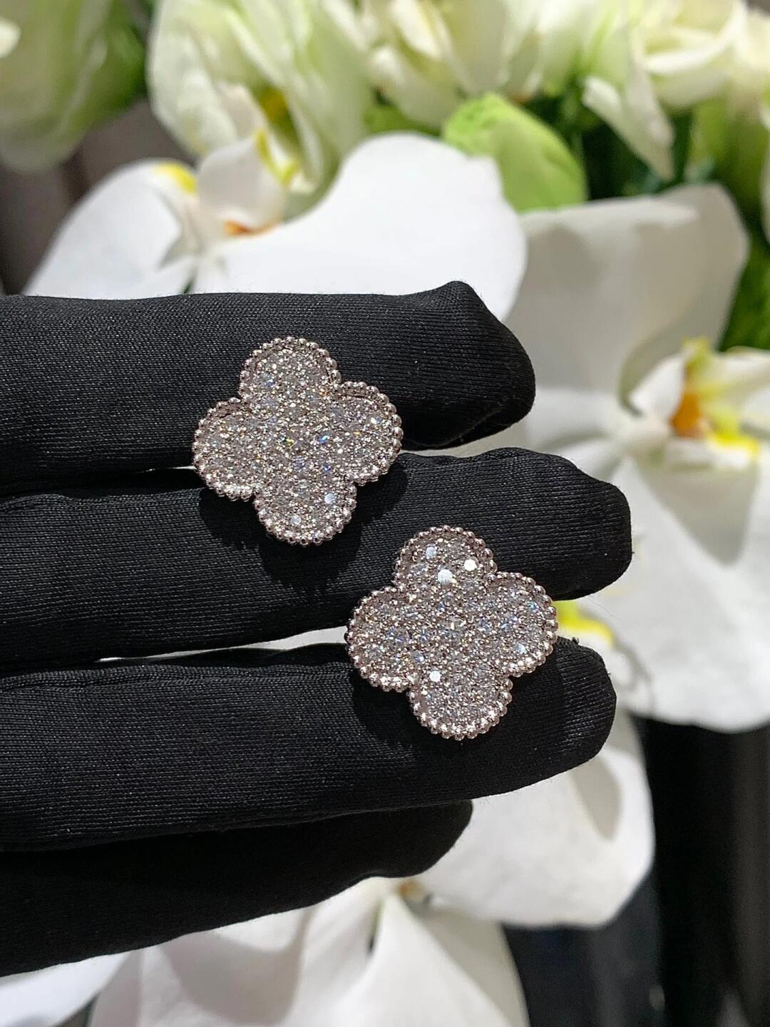 [Mysitc ] CLOVER 20MM MOTIFS DIAMOND STUD EARRINGS SILVER