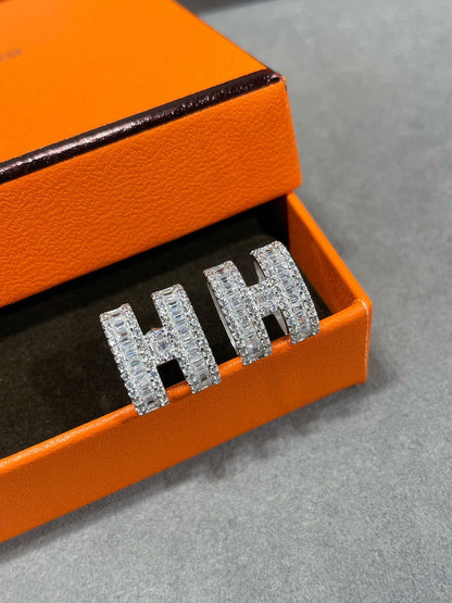 Mystic H Ohrstecker mit silbernen Diamanten