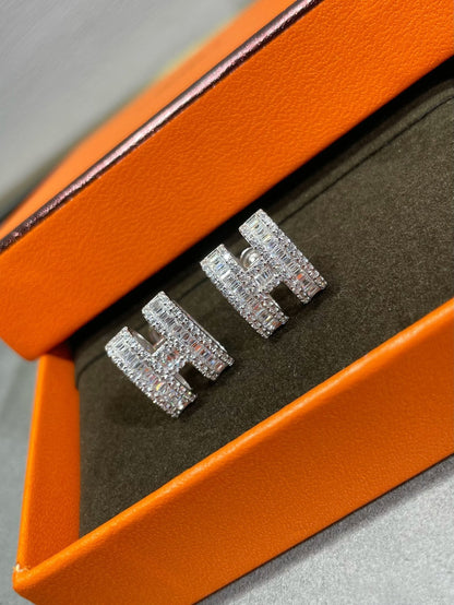 Mystic H Ohrstecker mit silbernen Diamanten