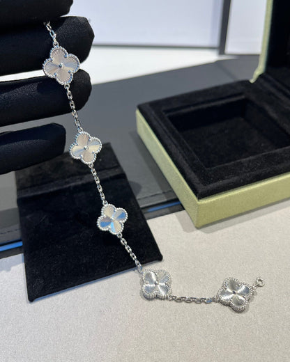 [Mysitc ]New  CLOVER 5 MOTIF LASER BRACELET COLLECTION