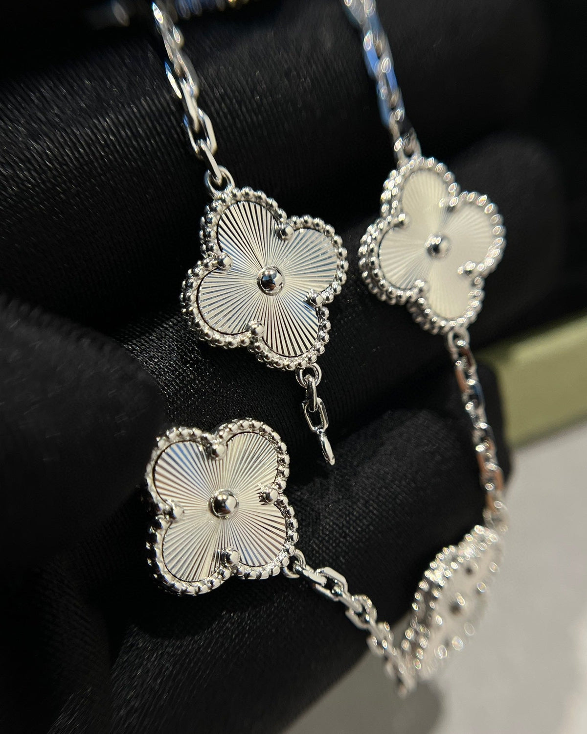 [Mysitc ]New  CLOVER 5 MOTIF LASER BRACELET COLLECTION