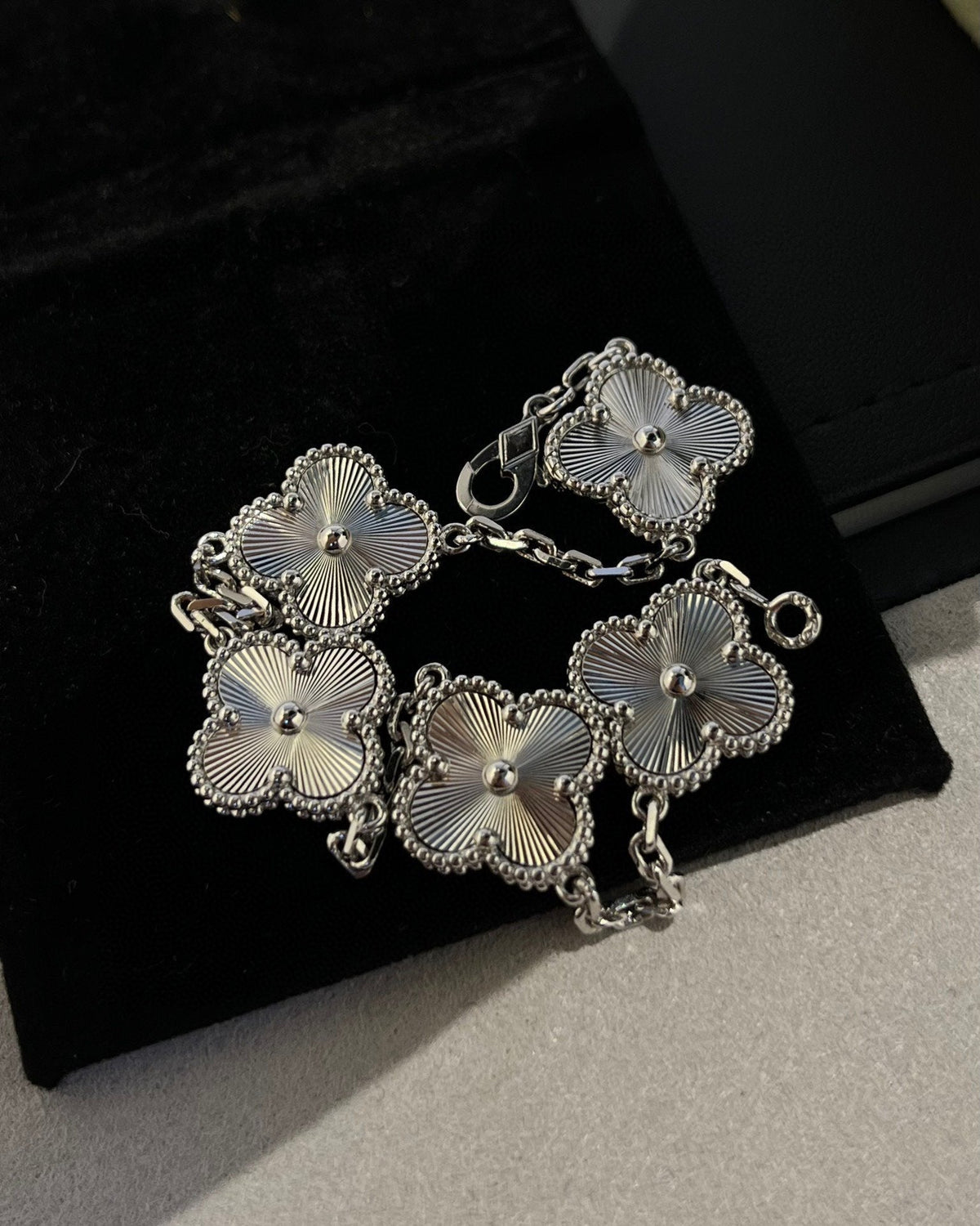 [Mysitc ]New  CLOVER 5 MOTIF LASER BRACELET COLLECTION